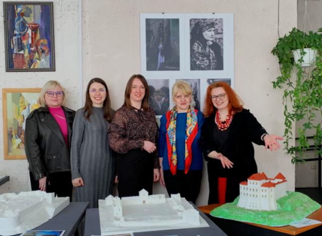 Фахівці ІРЦ разом п. Галиною Кобасою та п. Надією Балик